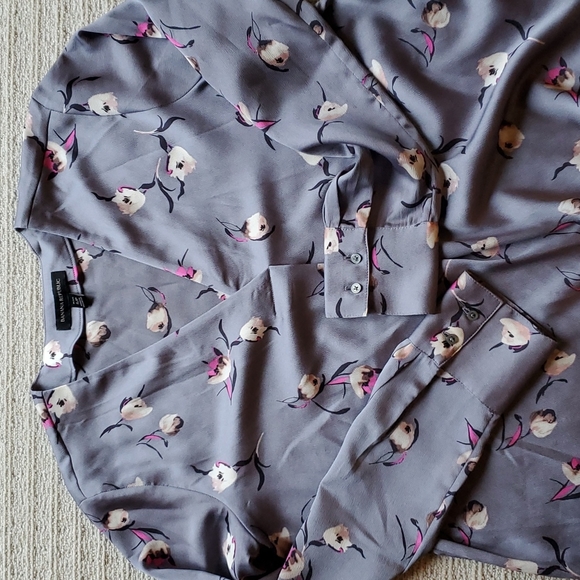 Banana Republic collarless v-neck blouse, size small petite - Picture 2 of 3